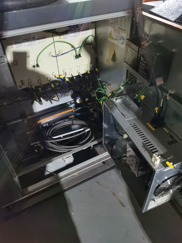 کنترل کننده KRC4 شامل ربات های KUKA مورد استفاده KR60-3 60kg بار مفید 2033mm رسیدن برای بارگیری رسیدگی برش و مونتاژ