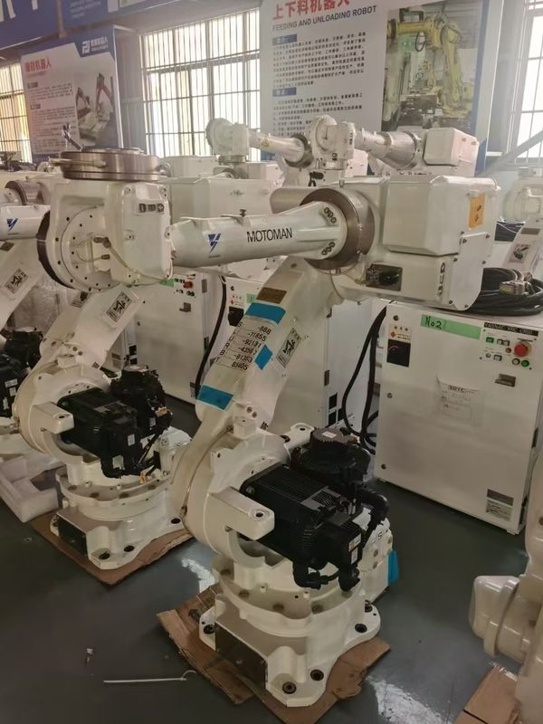 بازوی رباتیک نارنجی که شامل کنترل کننده C4 و محدوده کاری 1904mm است