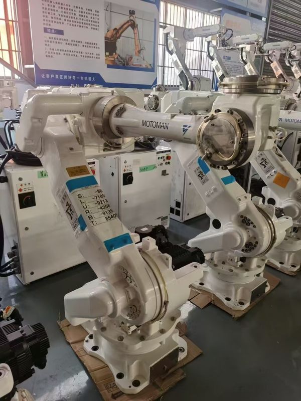 2061mm Reach CR50 XRC ربات جوشکاری قوس Motoman 50kg برای فشار دادن و بارگذاری / تخلیه قطعات