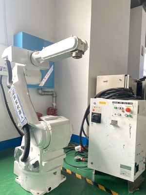 ربات دست دوم یاسکاوا CR20 در حال بارگیری و تخلیه
